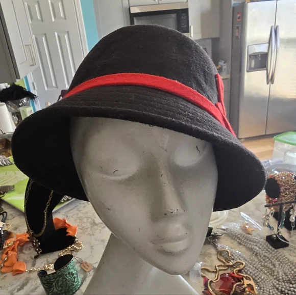 Elegant Black and Red Wool Cloche Hat - Picture 5 of 6